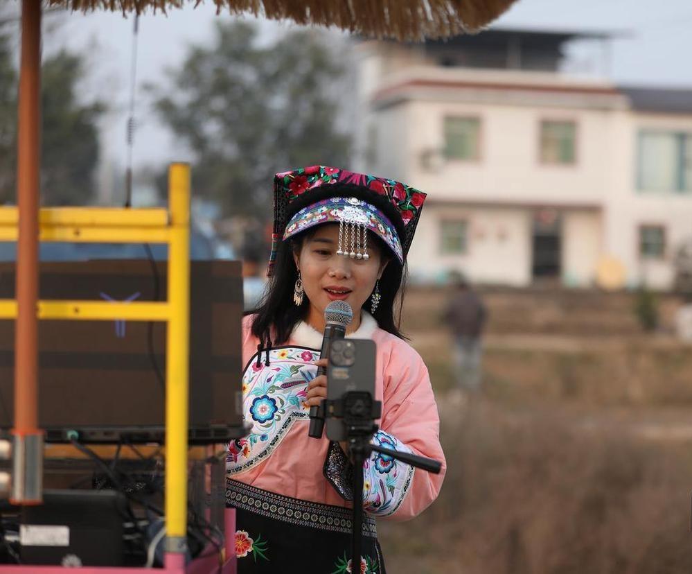 一个素颜无滤镜的求助视频，让重庆合川女孩“呆呆”一天涨粉150万，现场涌来300