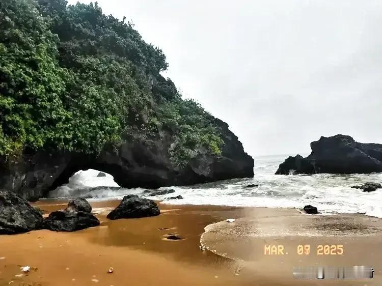 晒图笔记大赛3月6日，冒雨徒步燕子洞，刺激爽快[大笑]

燕子洞在博鳌燕宁市龙滚