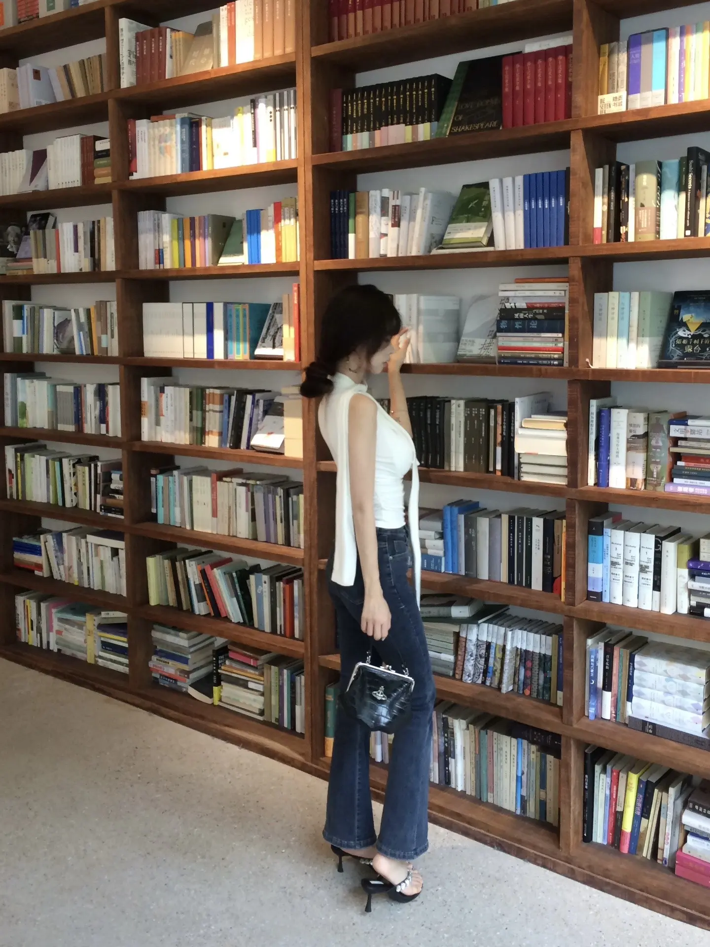 巧了你也穿了白色入境。