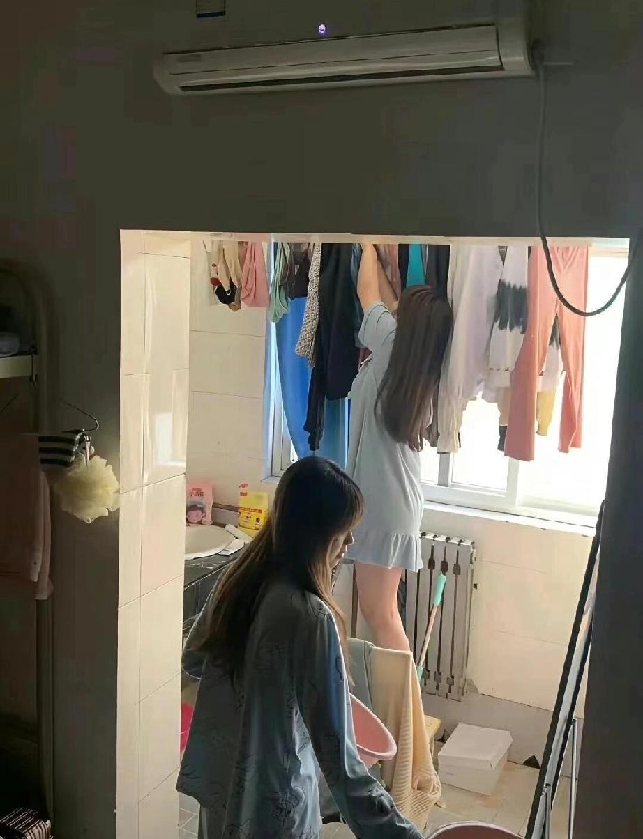 当代大学生宿舍实拍，简简单单，乱得很真实～