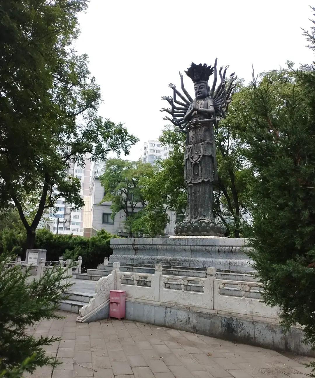 家里人突发脑出血，到底要不要开颅？
 
十二年前我经历过这一遭，里面的残酷一般人