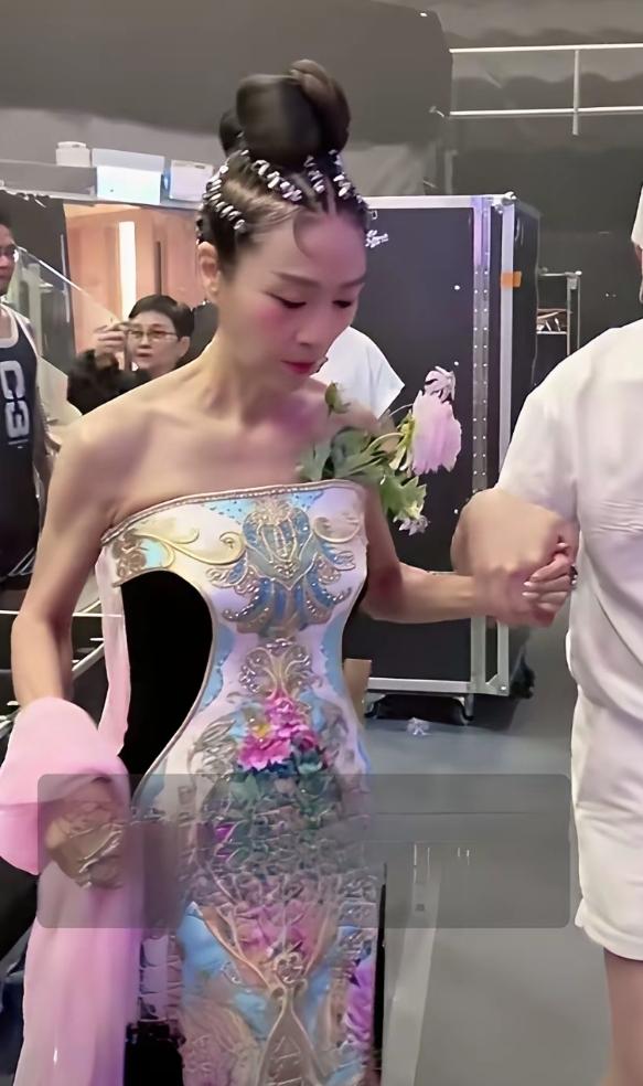 这位是香港老牌女演员米雪，这是她演唱会后台的路透✨。今年72岁的她状态真的太绝了