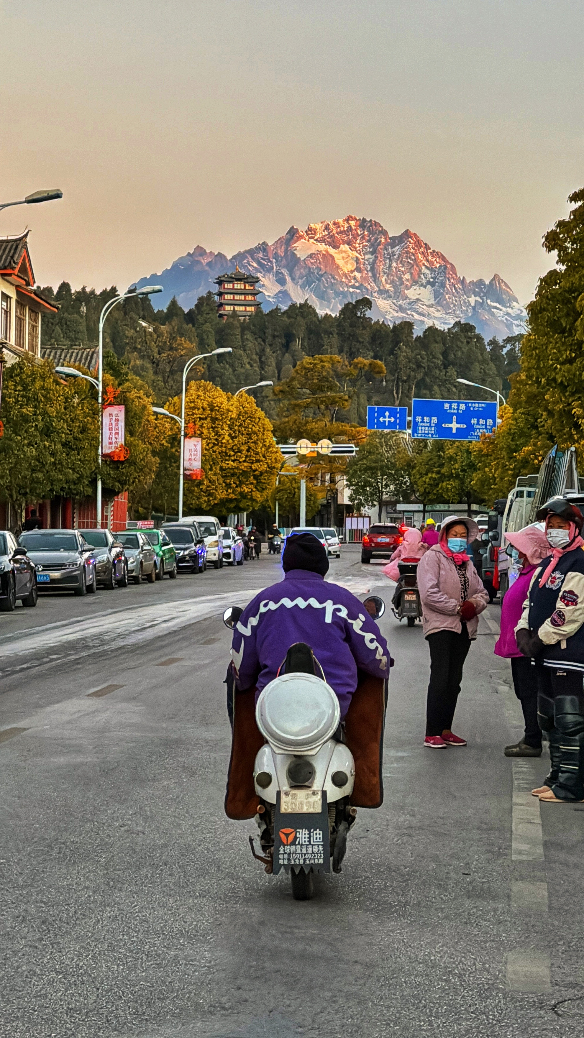 玉龙雪山日照金山最近是几点钟？最近有网友问我，丽江玉龙雪山日照金山的准确时间是几