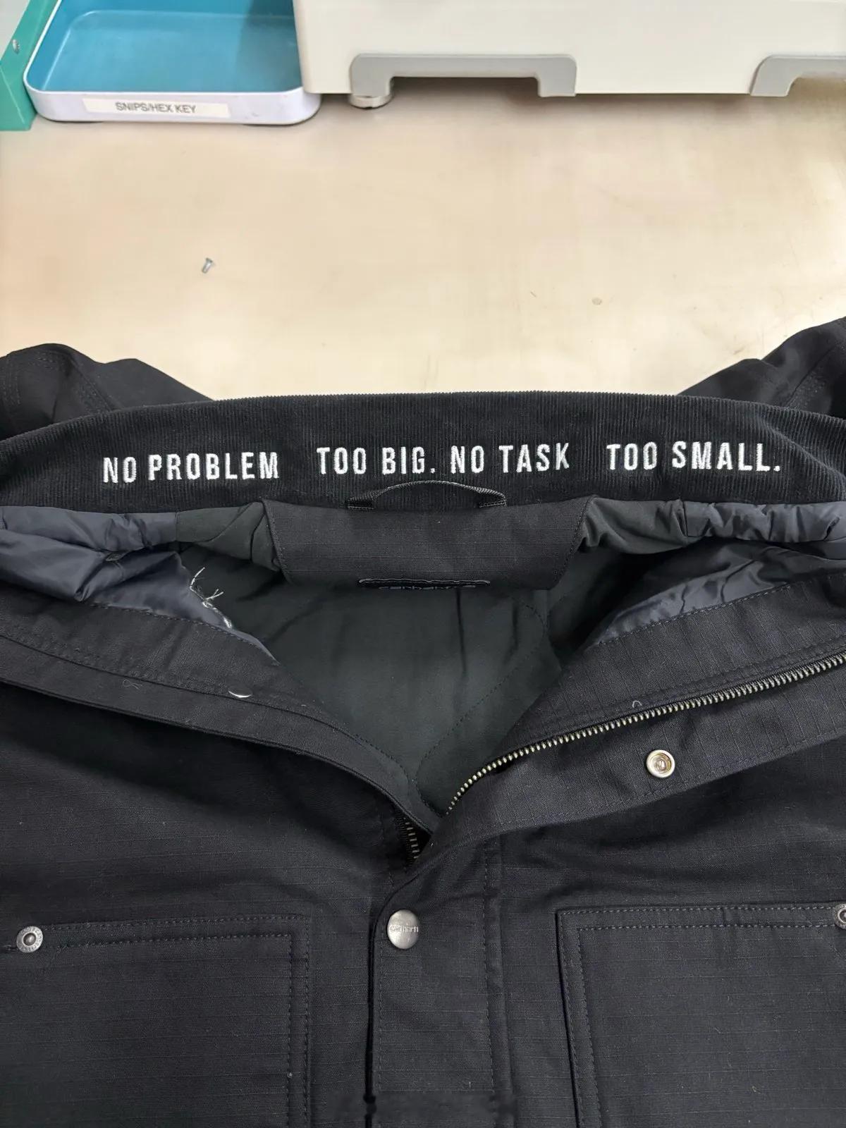 昨天纽约市长Mamdani穿的这件是卡哈特定制款，出自Rocco Arena的刺