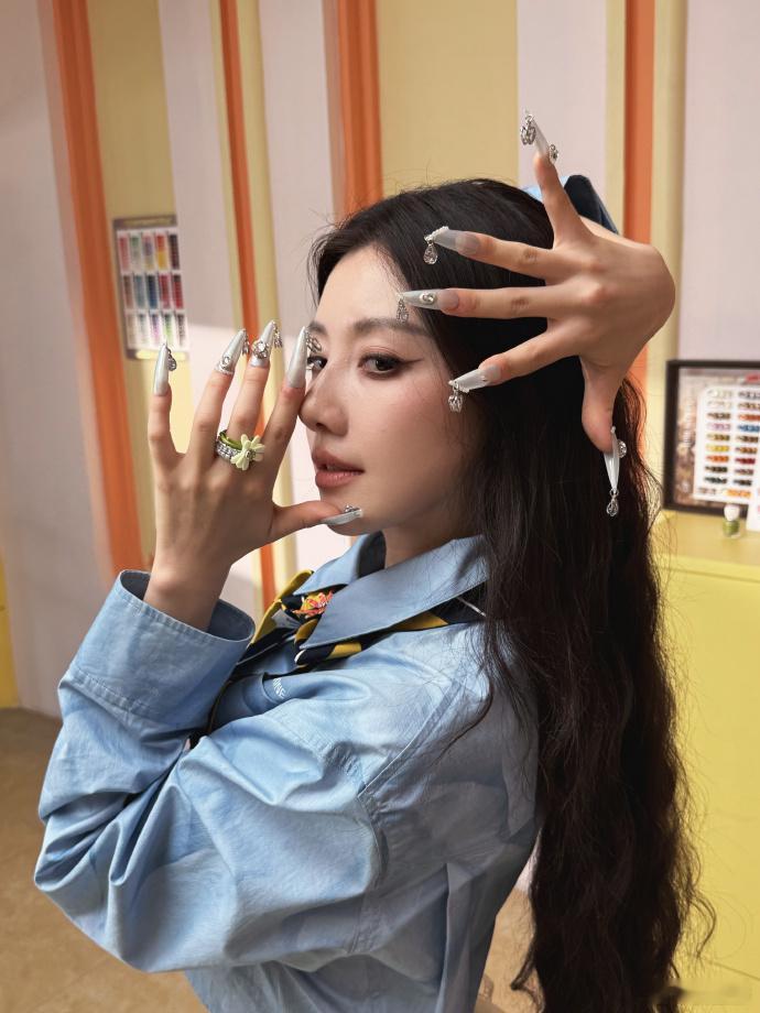 王鹤润美美桑day看得出王鹤润很开心了 桑day美美过，开心都写在脸上了 