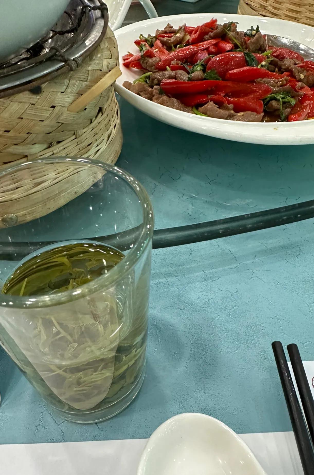 今天想到上周末的事情还觉得尴尬。
上周末和老婆在外面玩，
正好玩的那个城市里有个