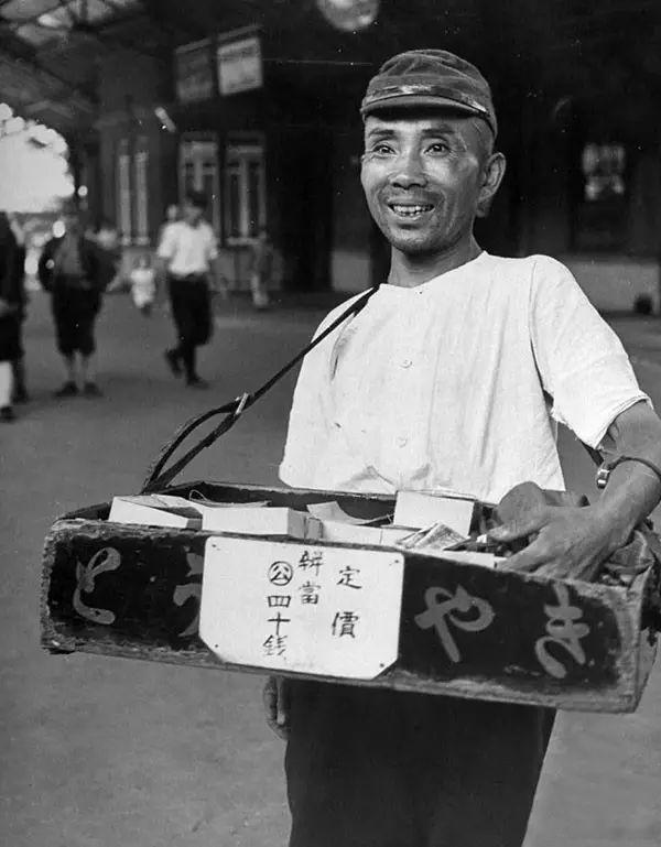 1945年9月，京都，卖食品的小贩。 