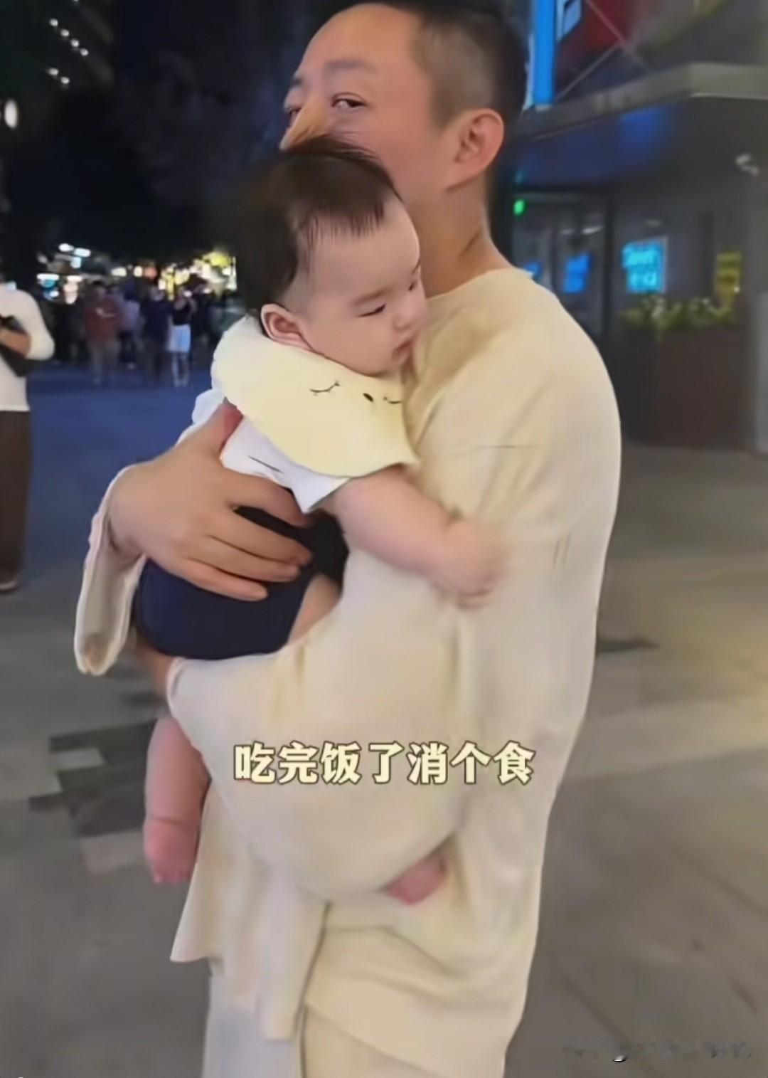 汪小菲带着宝贝儿子出来遛弯儿了！汪宝这孩子长得虎头虎脑，眼睛特别有神，越看越可爱