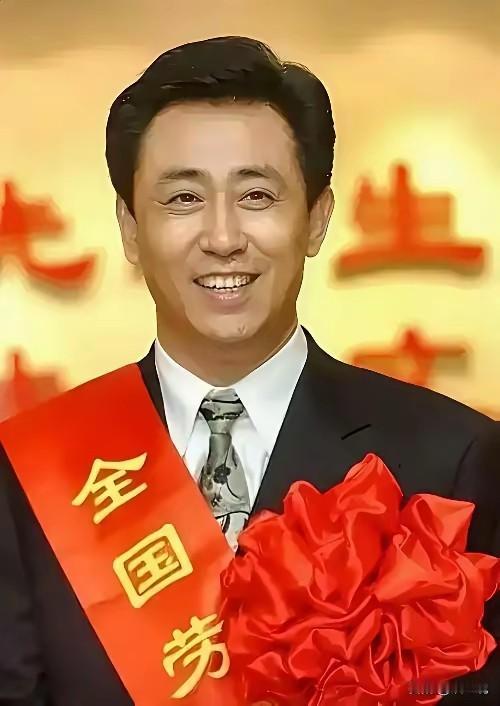 许家印这样的劳动模范，其称号是不是应由颁奖单位撤回？