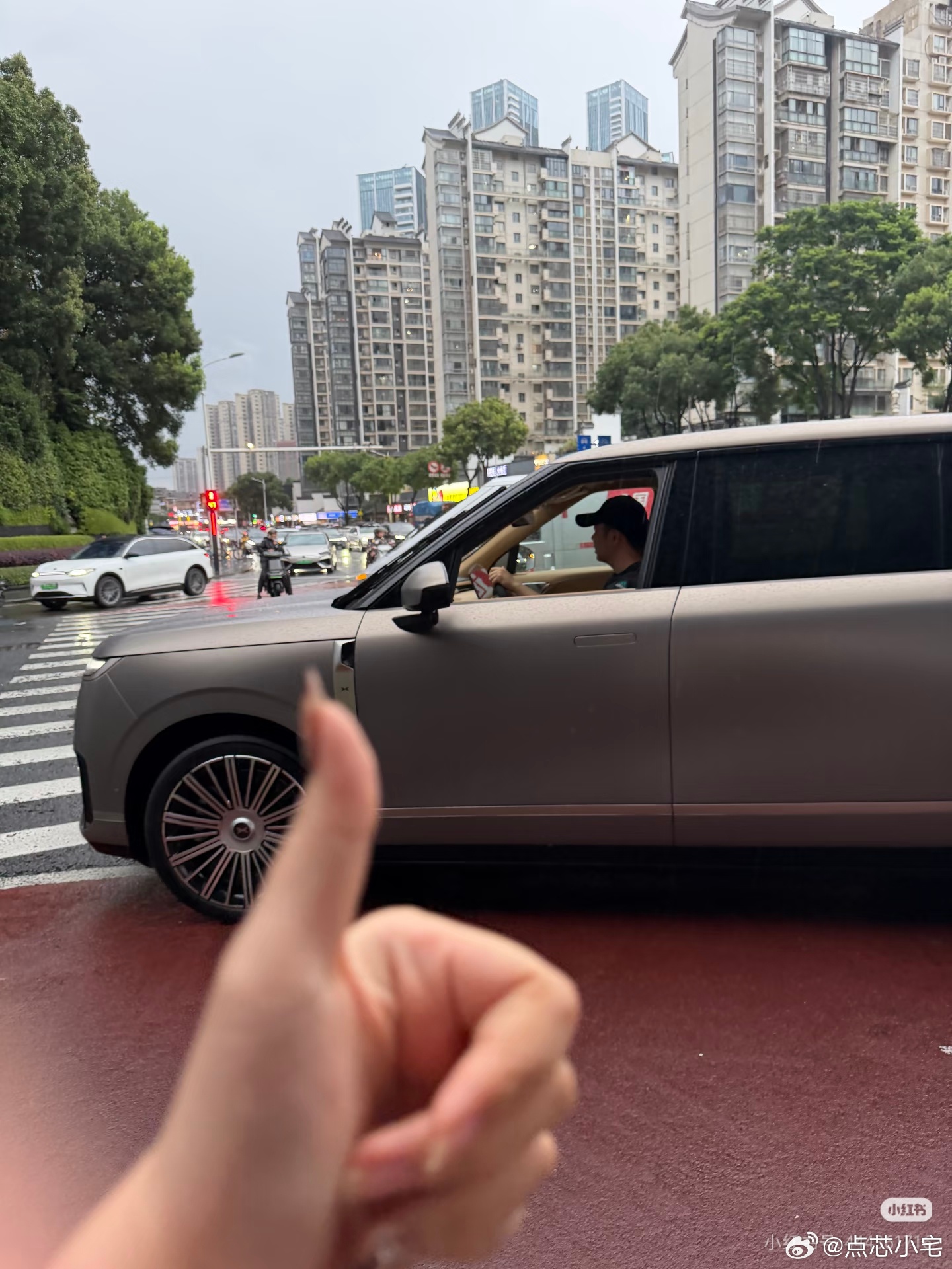 你是说你在冒雨赶高铁，车在高架爆胎，救援等不来，等到了杜海涛开着小鹏GX把你送到