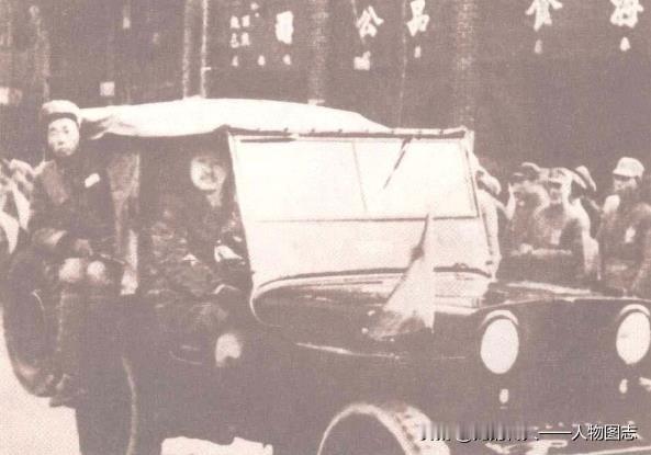 1949年12月30日，成都解放，贺龙乘车进入市区。