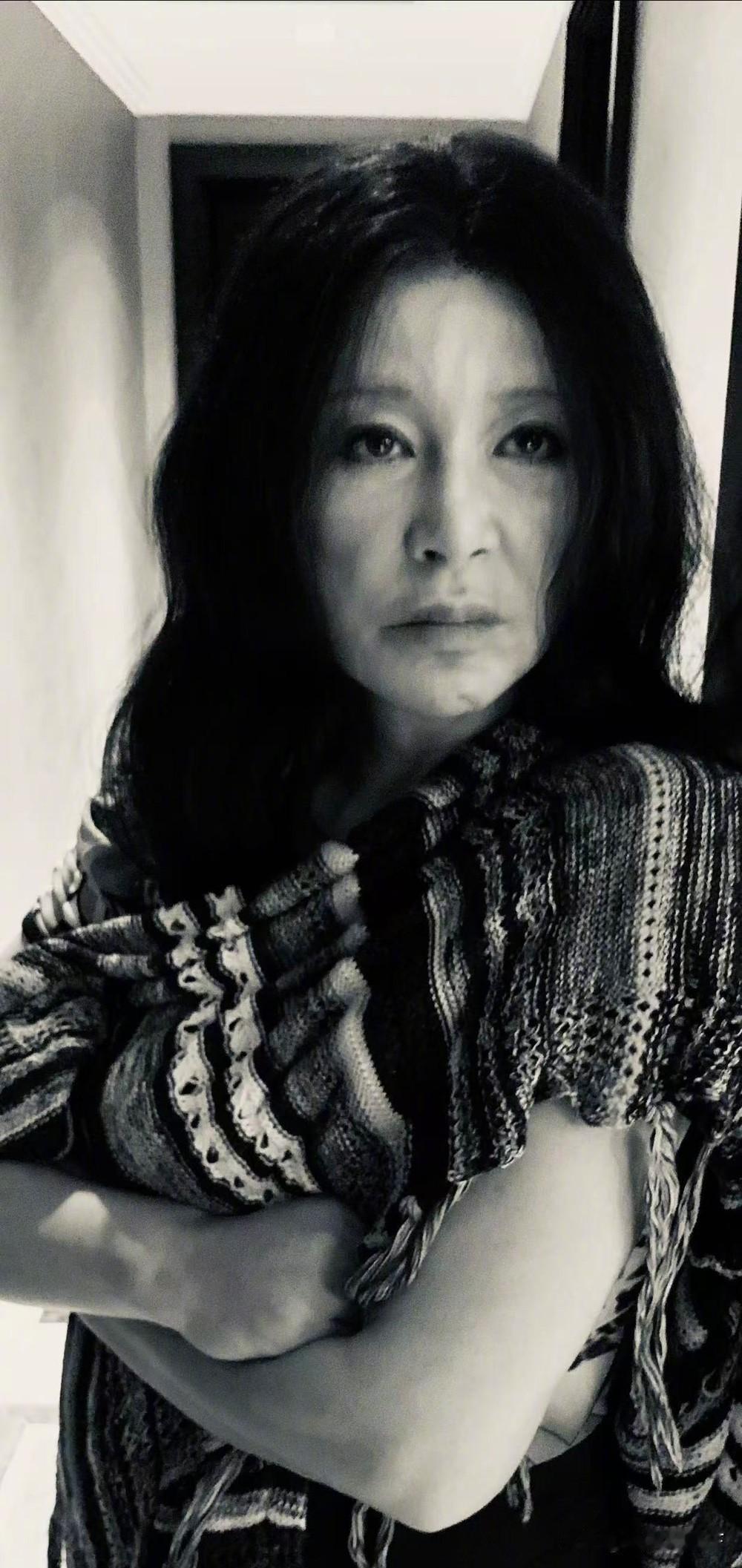 下面的三毛定妆照像不像？
据透露，该组照片拍摄于2020年，由刘晓庆饰演。

刘