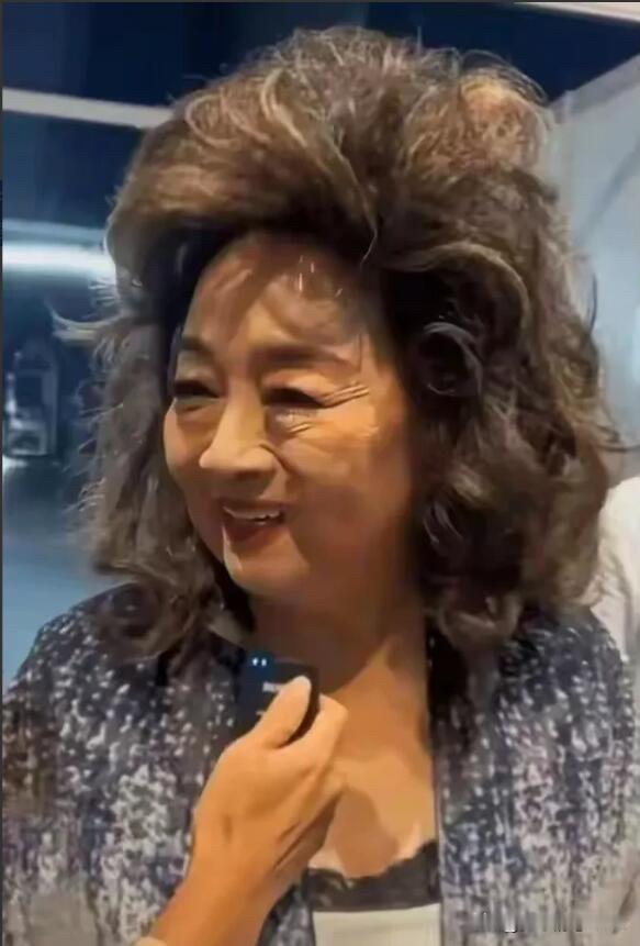 当年的这位拥有完美歌喉的女神也老了，77岁成为了慈祥的老奶奶一个，除了发型没有那