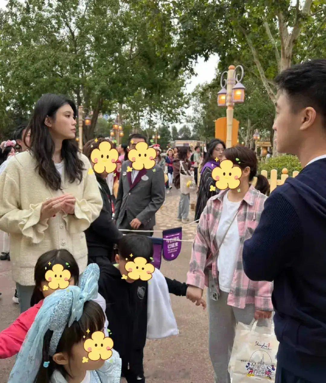 何猷君奚梦瑶带娃逛迪士尼何猷君奚梦瑶夫妻俩带娃逛迪士尼，画面真美好我发现，这夫妻