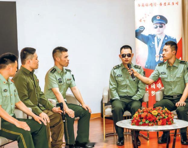 【“排雷英雄战士”杜富国来队宣讲，收到了这样一份特殊礼物】盛夏时节，武警上海总队