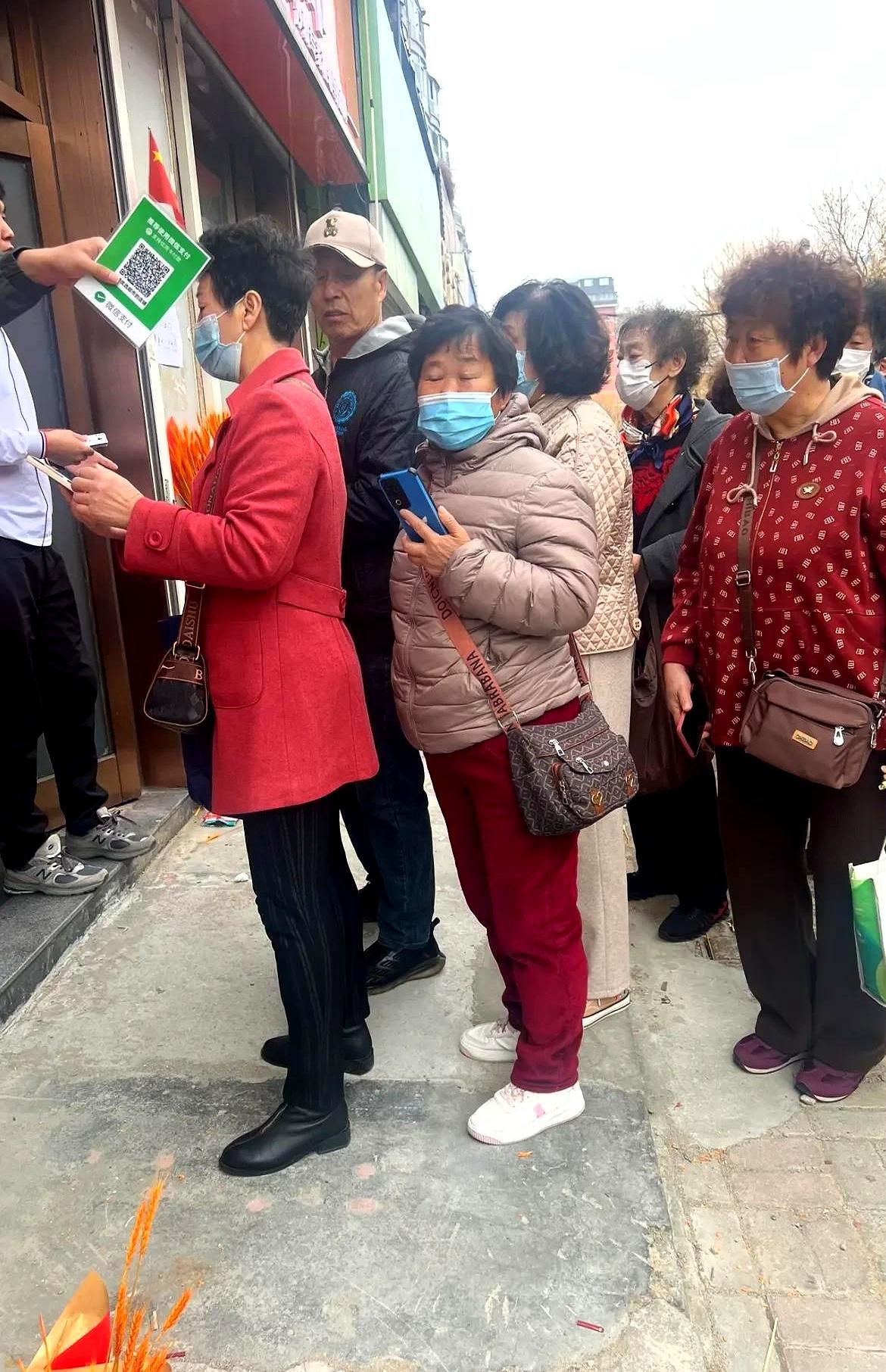 路边免费送鸡蛋的套路，千万别上当
上周小区超市门口摆了摊子，吆喝扫码就能免费领土