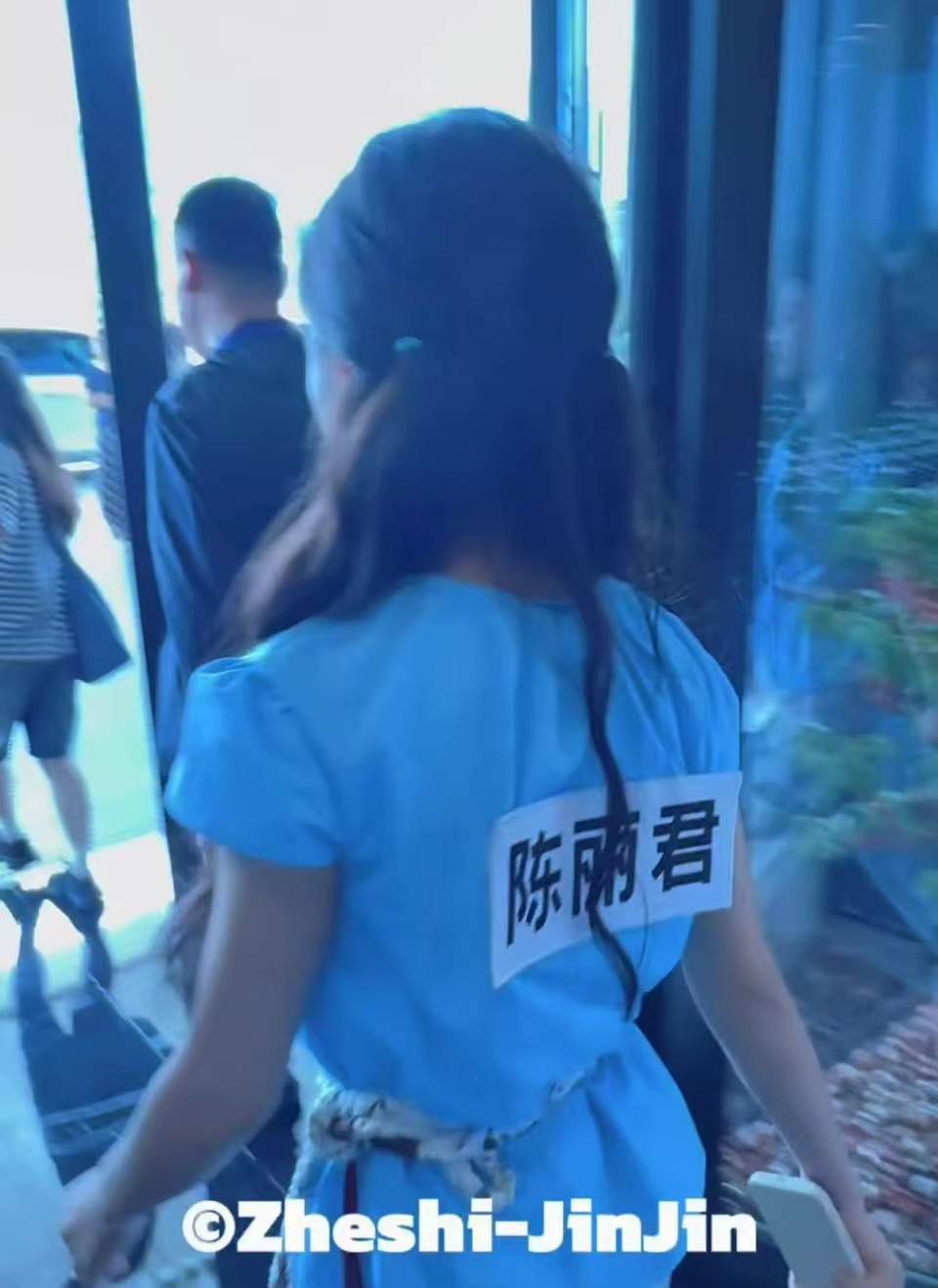 陈丽君双马尾甜美风 以往多以国风戏曲造型亮相的陈丽君，此次解锁甜美双马尾，风格跨