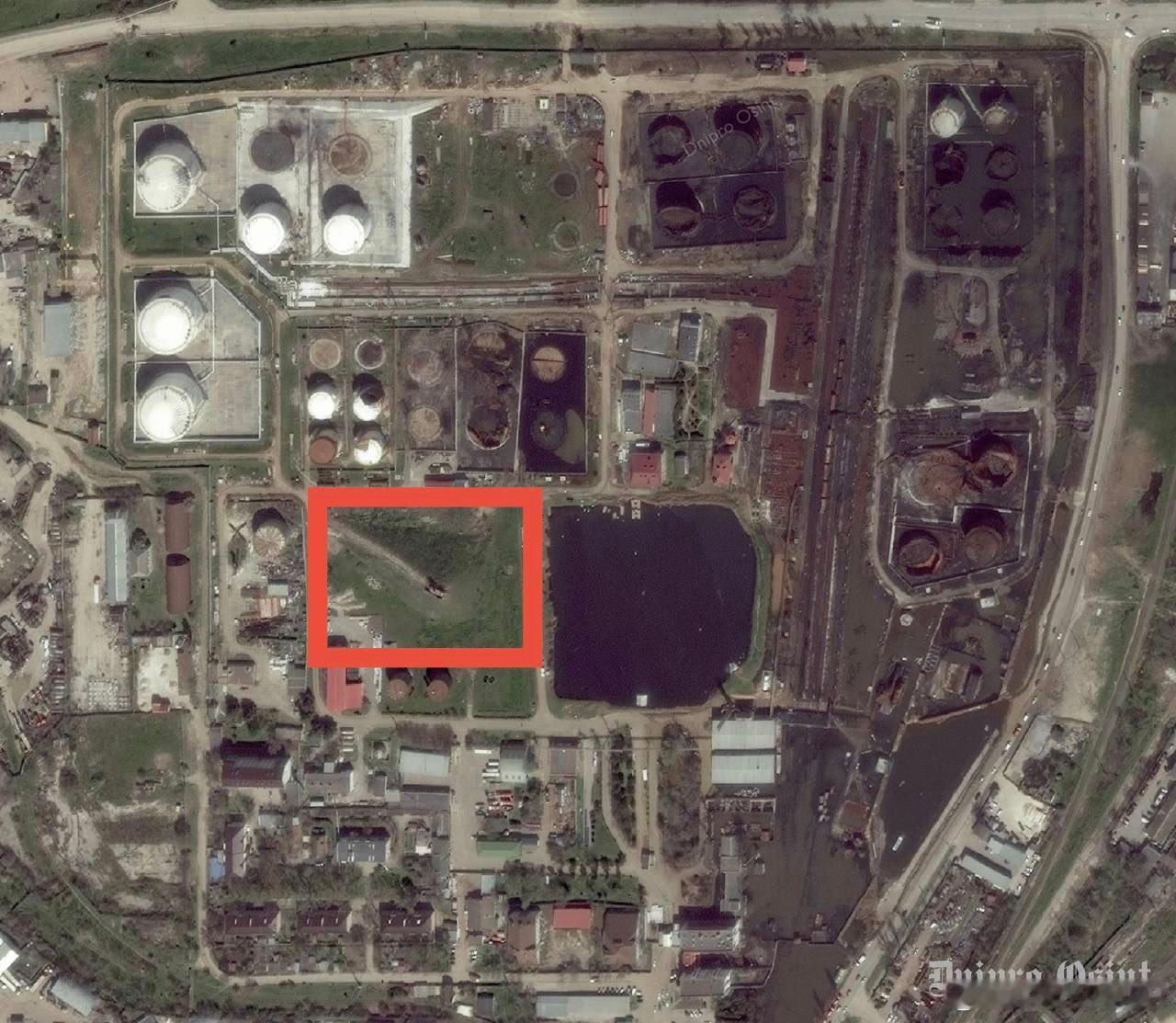 克里米亚，Feodosia油库，卫星图像显示，乌军打掉了一半的油库，而部署在油库