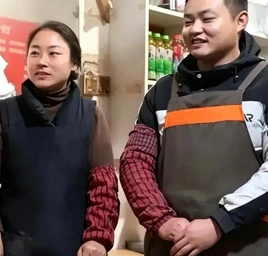 卖烧饼十二年，凌晨三四点起床，一炉一炉烤，攒了快一百万。她全给了弟弟。买房、买车