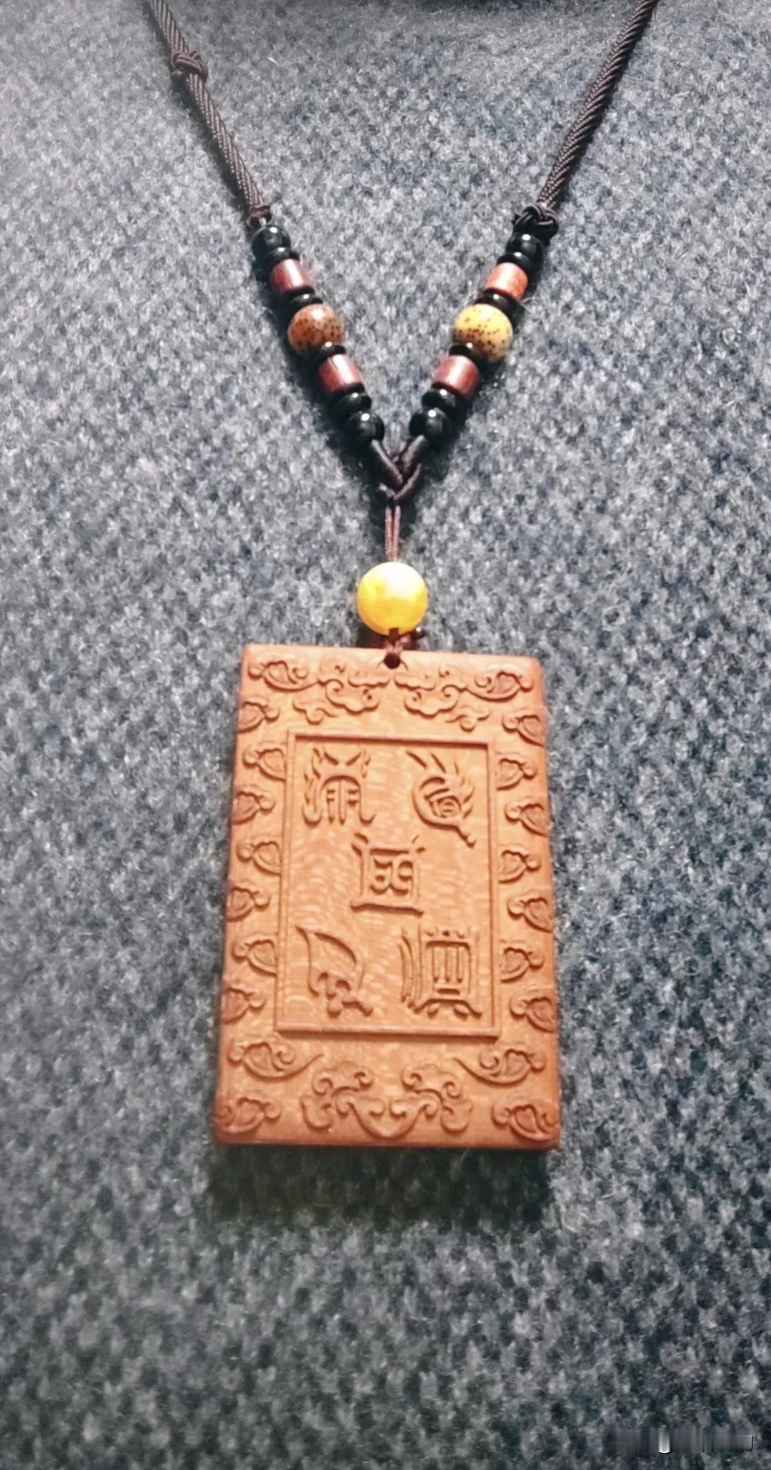 你说奇怪不奇怪，自从戴了它，满心欢喜。一天不戴，就很失落。现在小作文也不想写了，