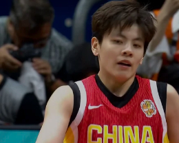 火焰官方点赞杨舒予称登陆WNBA有望 杨舒予是二号位，但场均助攻接近6次，效率值