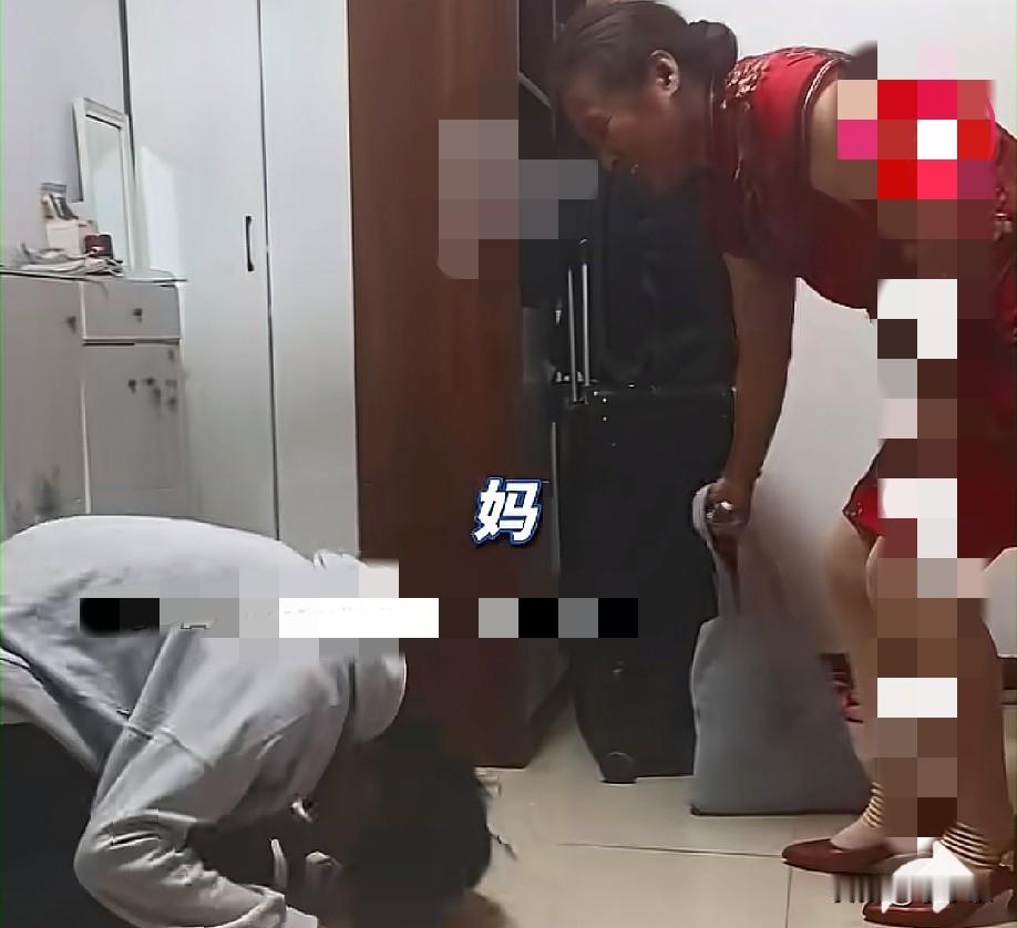 6月8日，湖北襄阳，技能高考后一男生跪谢母亲，向妈妈行大礼，跪谢养母18年养育之