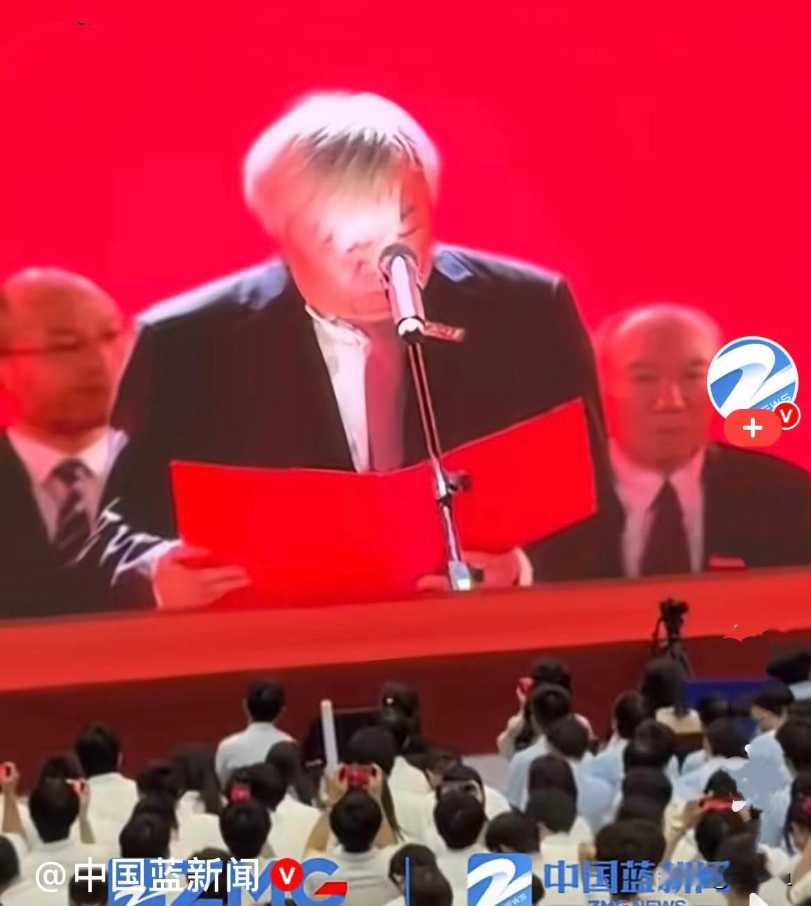 谁能想到，浙江大学2026级开学典礼上，火出圈的不是精彩的致辞，而是上台发言的韩