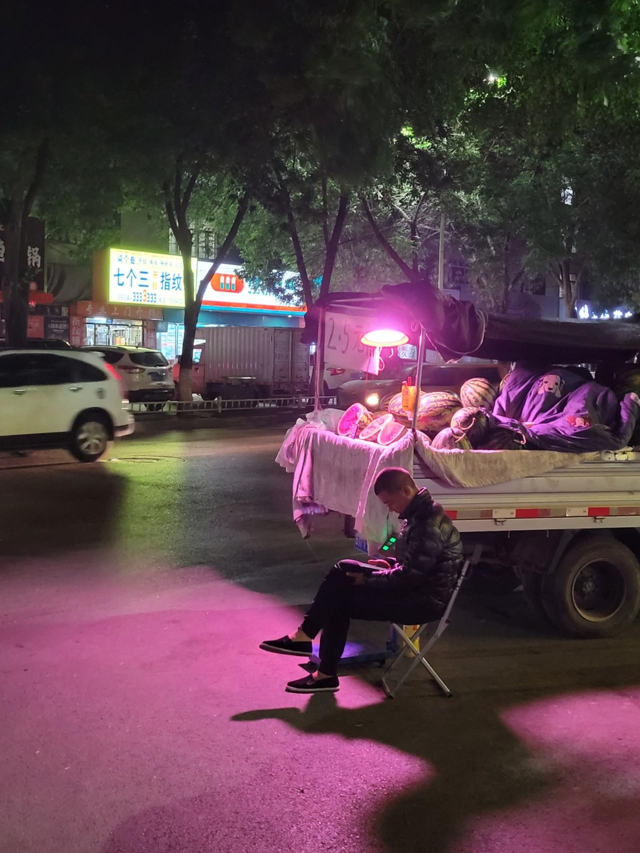 二叔65岁生日了，我精挑细选了几套夏装，还给了他一万块钱。二叔笑得合不拢嘴，临走