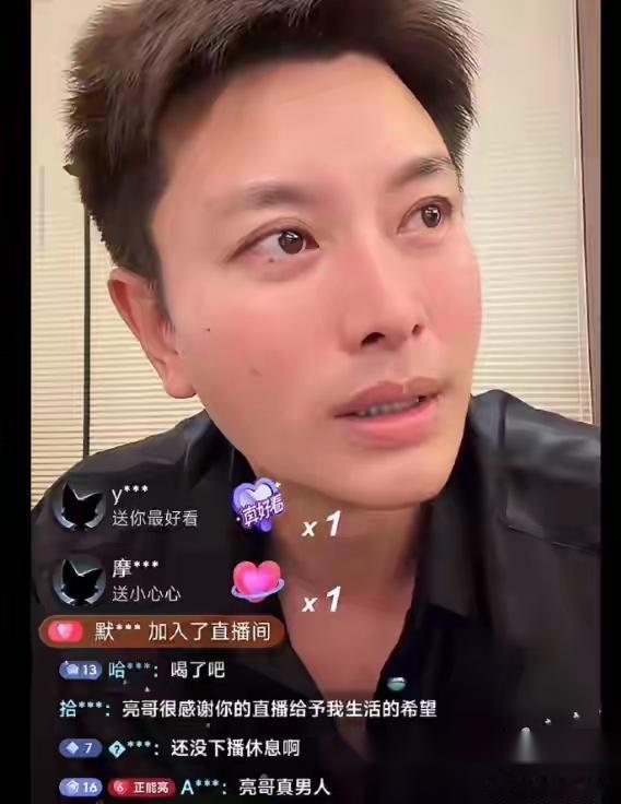 最近42岁的演员贾乃亮在直播间自曝无戏可拍，其实我想说的是作为明星直播本就是自带