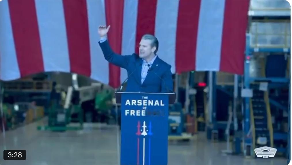 美国新任国防部长（战争部长）皮特·赫格塞思近日现身佛罗里达州蓝起源火箭工厂，在“