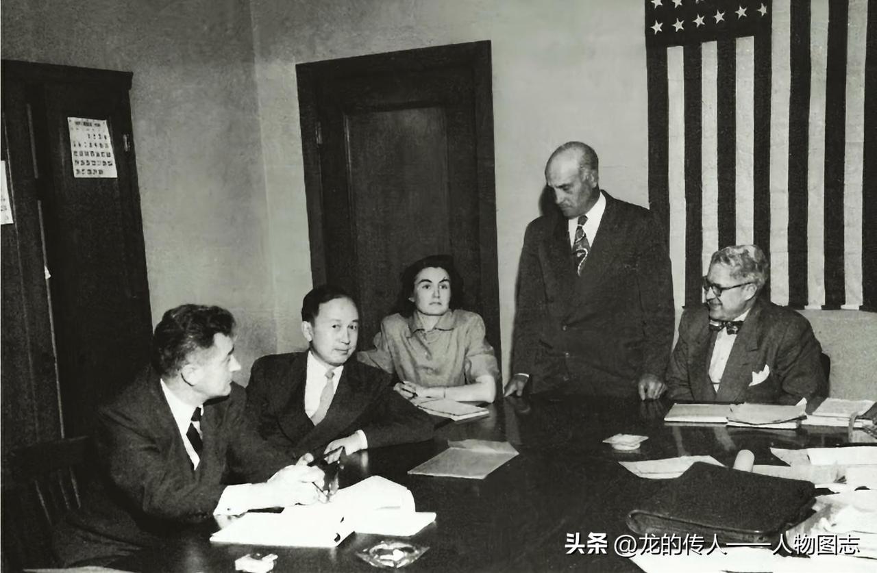 1950年11月，钱学森（左二）参加洛杉矶移民局听证会