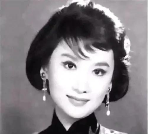 1916年，于凤至嫁给张学良。新婚夜，她对张学良说：“不许在外边沾花惹草。”张学