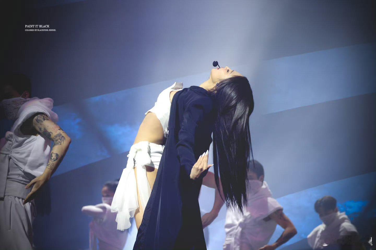 jennie演出穿搭Jennie的舞台穿搭又封神！简约又高级，气场全开，每一帧都