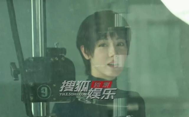 迪丽热巴超短发造型路透热巴短发也好美啊，侧脸线条绝了 