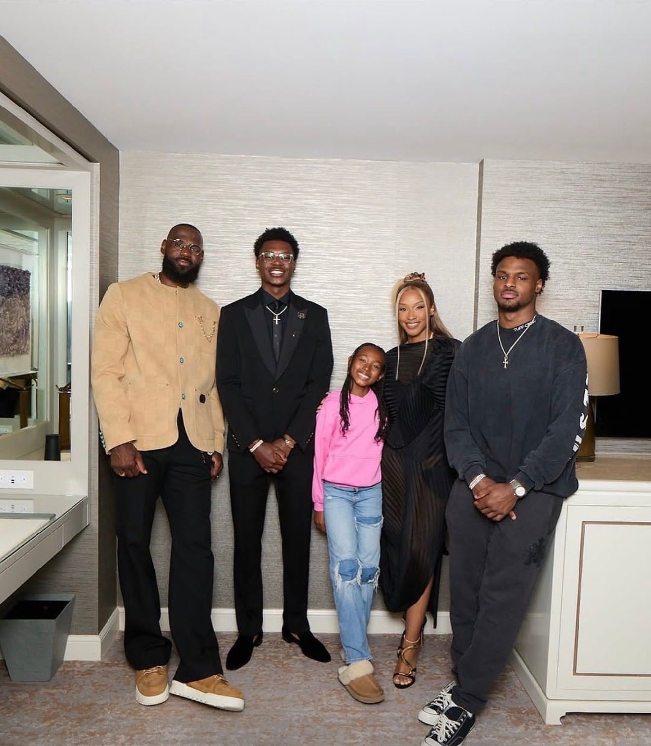 詹姆斯是个怎样的人？• 23年NBA职业生涯• 亿万富豪• 可无限制享乐• 无酒