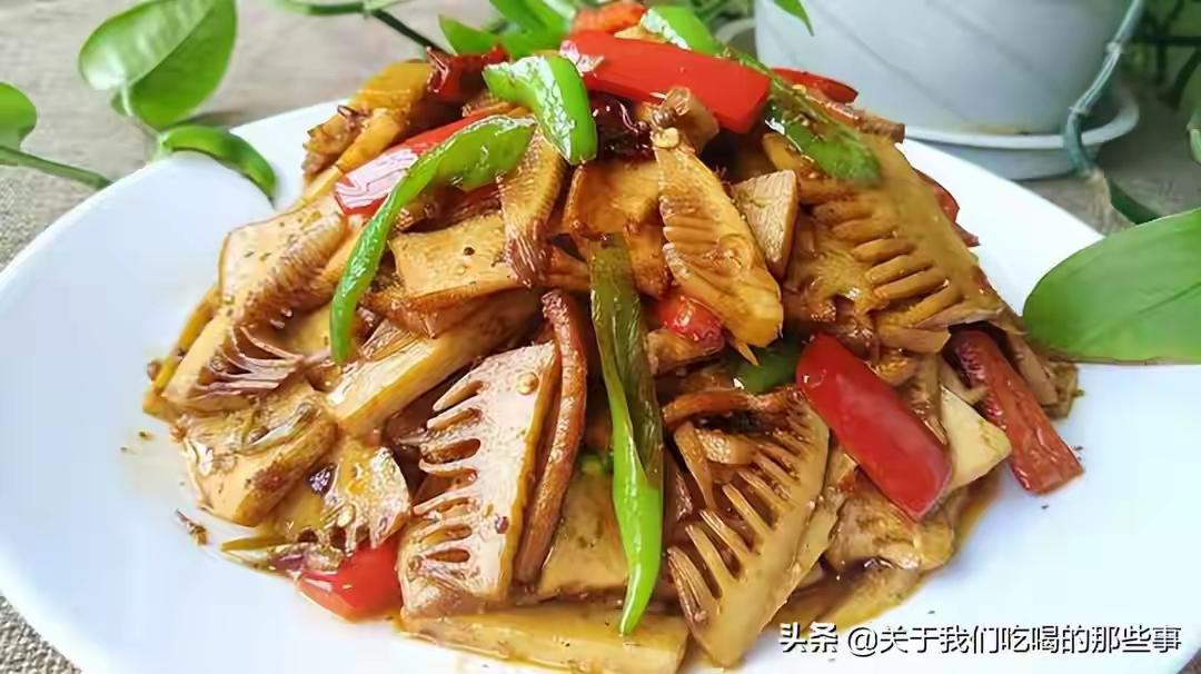 清朝文人李渔在《闲情偶寄》中对竹笋推崇备至，评价其为“蔬食中第一品”，地位远超肥