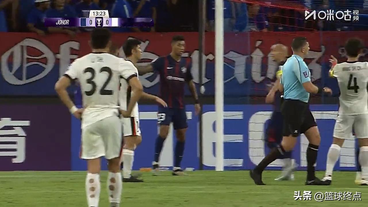 海港门将陈威精彩11次扑救确保大门不失，柔佛新山队48脚射门，海港队仅6脚射门，