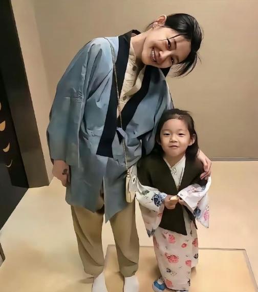 君子断交不出恶语，王江穗与王石离婚以后，从未心怀怨怼。
王石的前岳家家世不错，他