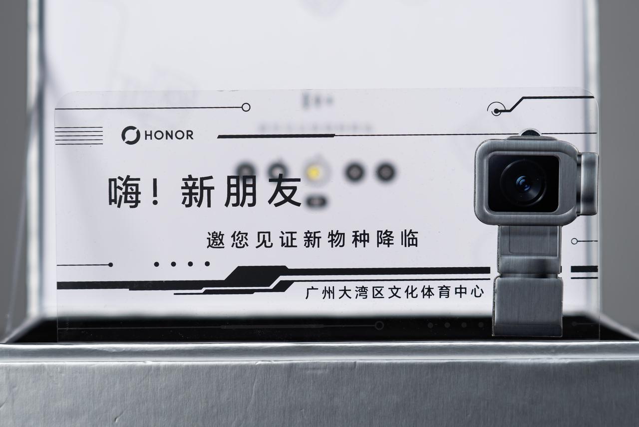 荣耀Robot Phone的邀请函设计和荣耀新品一样充满创意，是一个简易投影装置