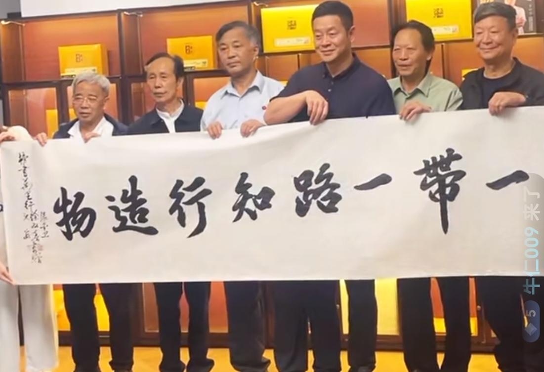 沈巍精神可嘉！接连几天的榜书万里行活动，助理们都好累，可沈巍一点都不觉得累，按他