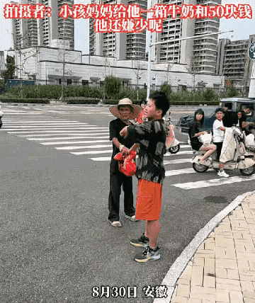 不是每个老人都值得尊重。这老头捡到人手机赖着不还咋办？

这可是大白天的，又是在