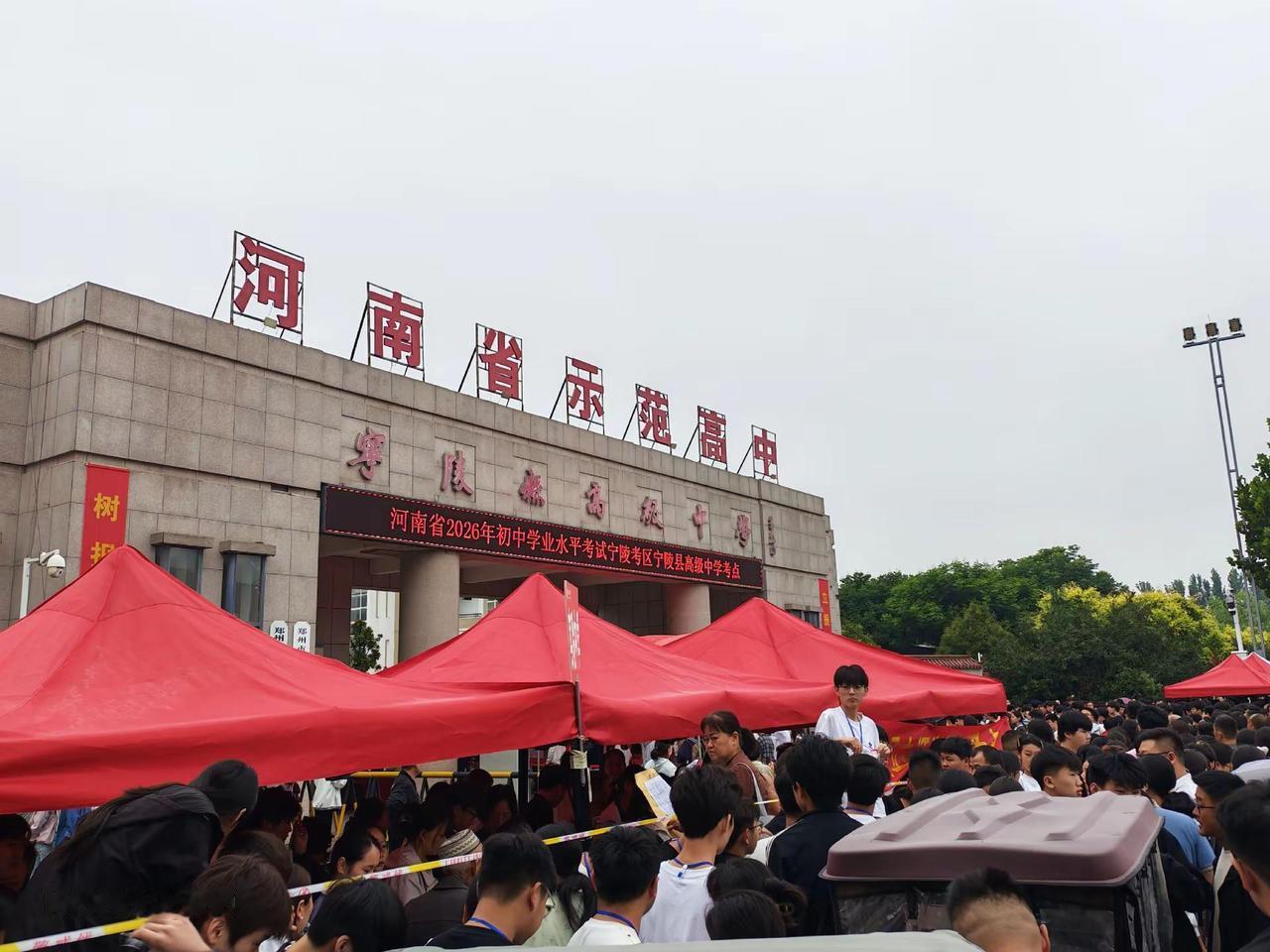 加油吧，我的孩子！现场送考