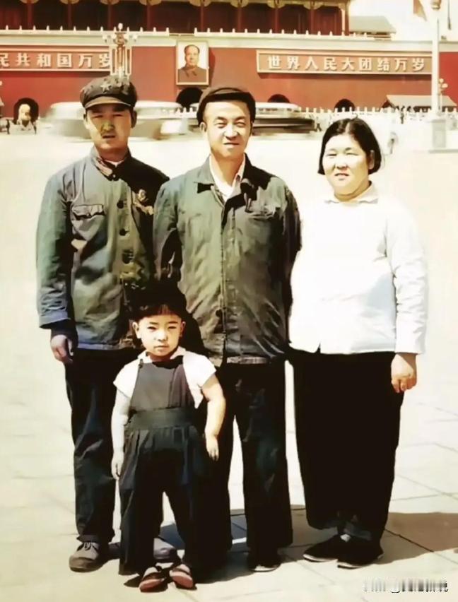 这是1970年，王进喜和家人的最后一张照片，此时的他已经癌症晚期，身体也不比当年