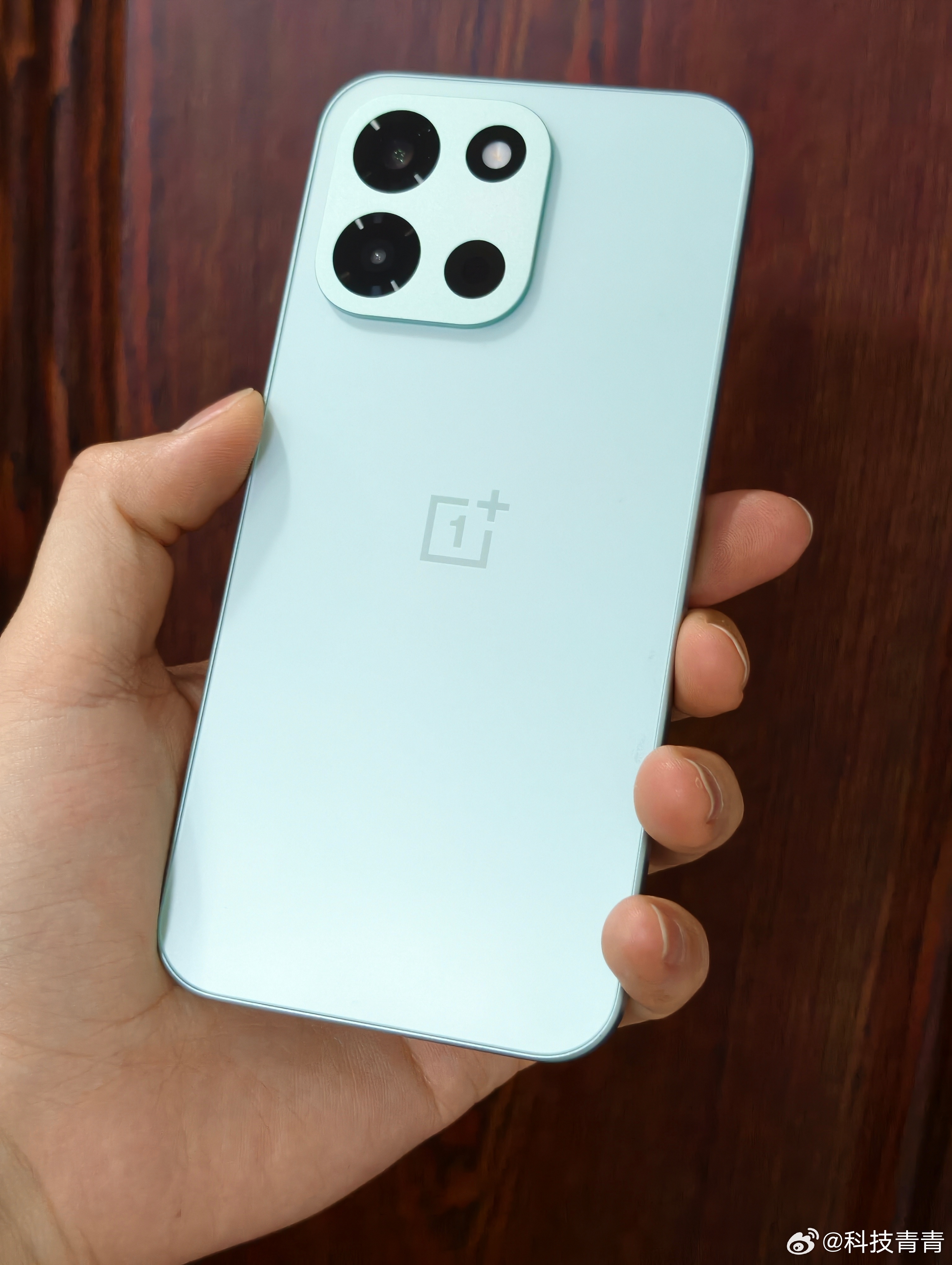 Turbo 6的定位老是会让我想到之前的Ace 3V，也是走的极致性价比路线，整