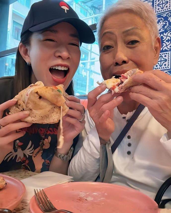 其实蛮喜欢佘诗曼跟她妈妈像朋友一样的相处方式，很放松，不扫兴，小确幸！妈妈随口一