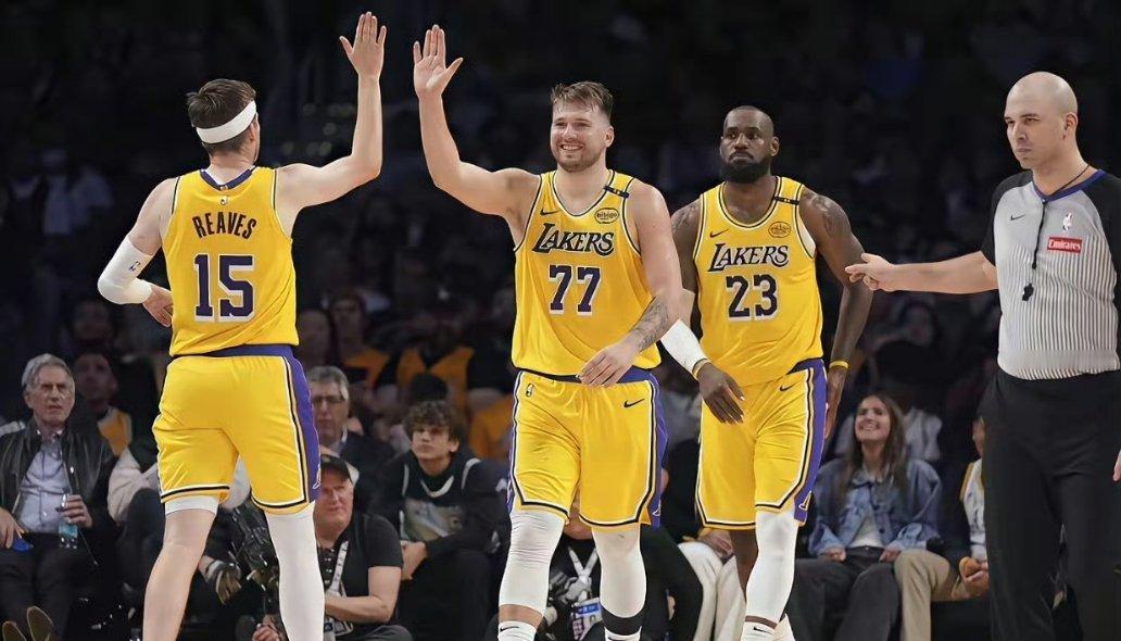 湖人本赛季关键时刻战绩是9胜0负！湖人vs太阳