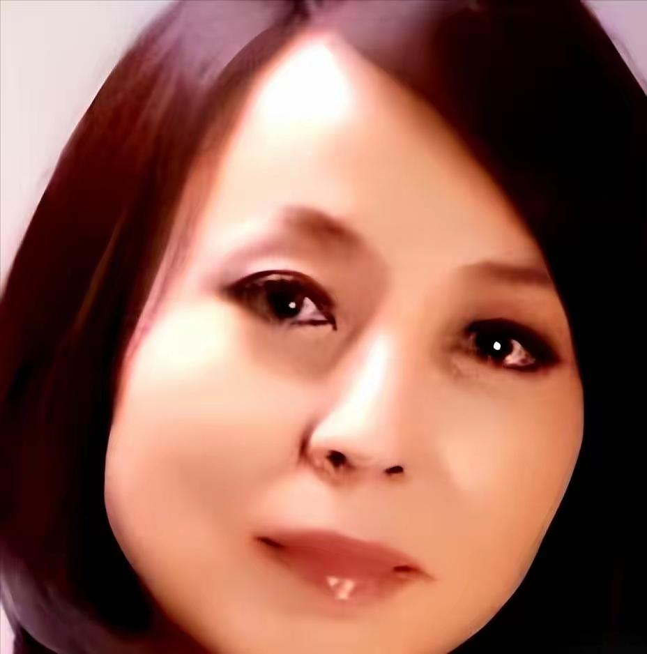 41岁的女老板李巧林，看上了自己厂里22岁的仓库管理员。
整个郑州建材圈都在等着