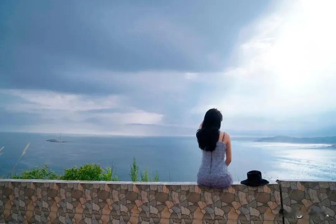 《月亮与六便士》里说：

“我用尽了全力，过着平凡的一生。”

成年人的世界，哪