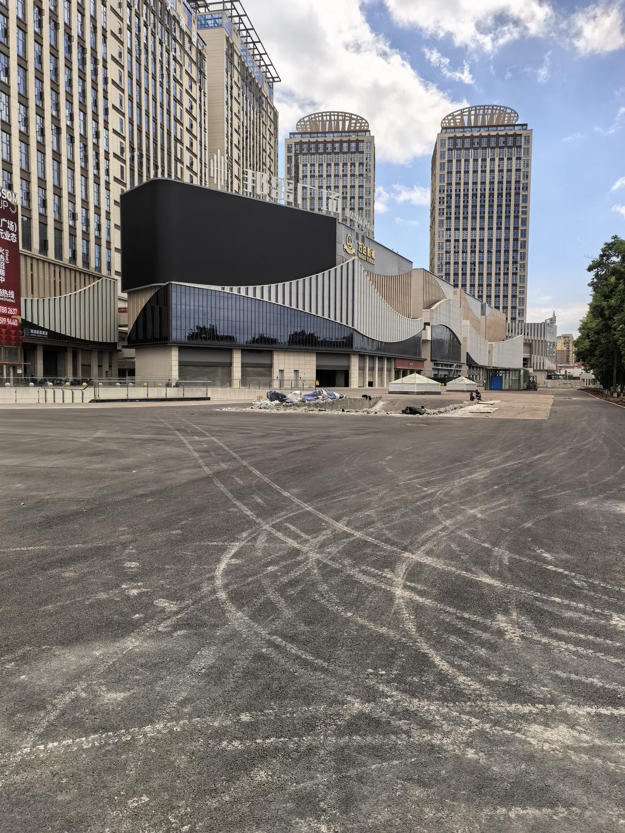 新亚洲体育城对面的这个邦盛广场，现在正在做升级改造，不知道啥原因，建好了那么多年