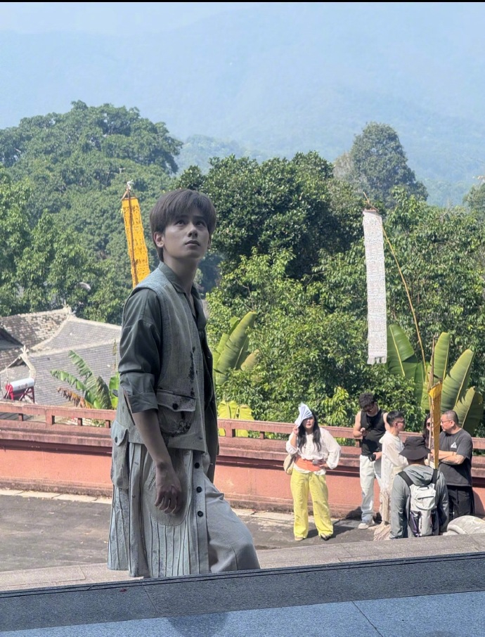 网友普洱偶遇胡先煦 有网友在普洱偶遇胡先煦，小胡貌似换了新的发色，和当地的村民站